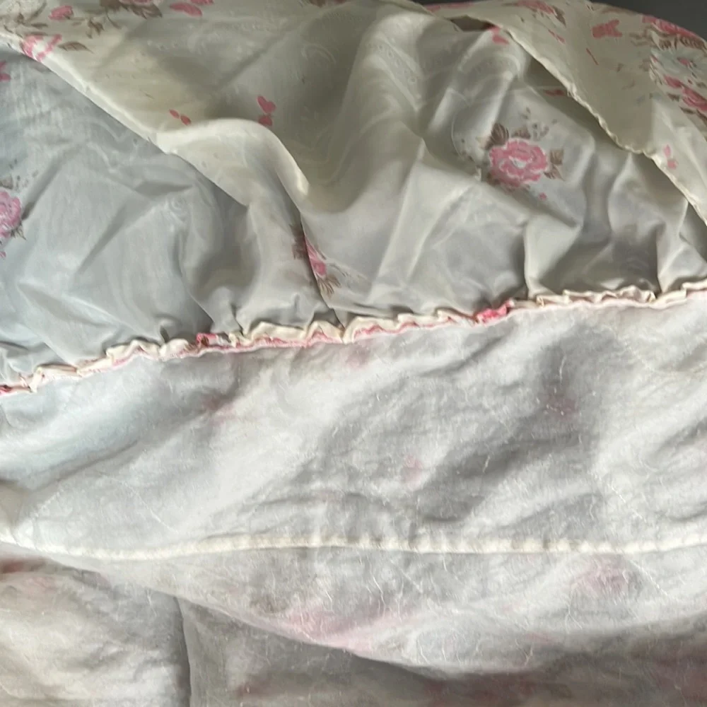 Set: 2 standard pillow cases & 1 comforter: white, pink flowers and butterflies